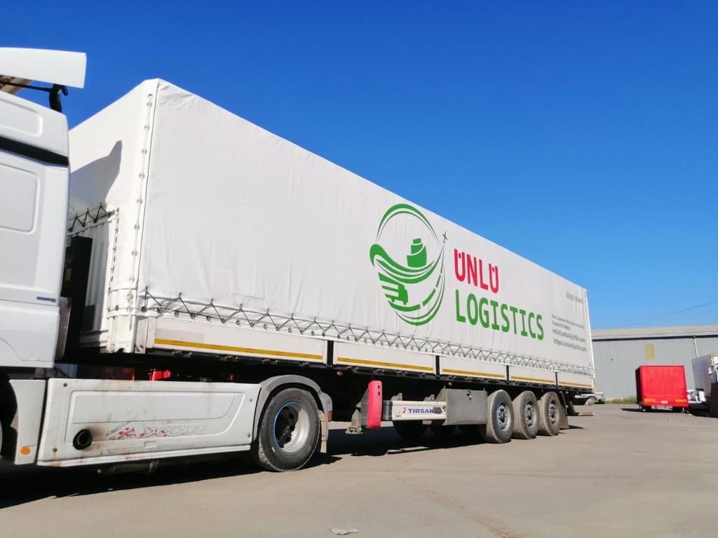 ÜNLÜ LOGISTICS logolu araç filomuz